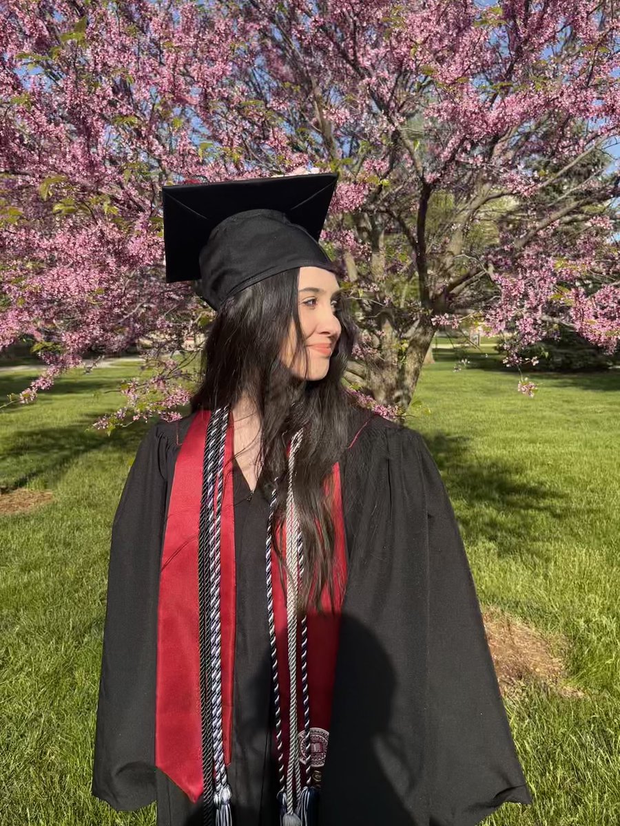 alixINunderland's tweet photo. The sun was bright, but my future is brighter ๐๐คฉ
#iungrad22 #iugrad22 #firstgen #firstgenerationcollegegraduate #psichi #NSLS #IUN #indianaetv #fostersuccess https://t.co/AAPtVYcJow