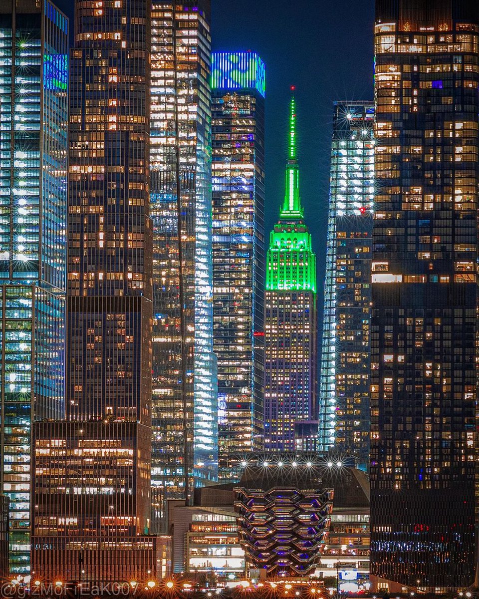 Glowing green with <a href="/CityHarvest/">City Harvest</a> for the “Share Lunch Fight Hunger” campaign. 
 
📷: gizmofreak007/IG #ESBright