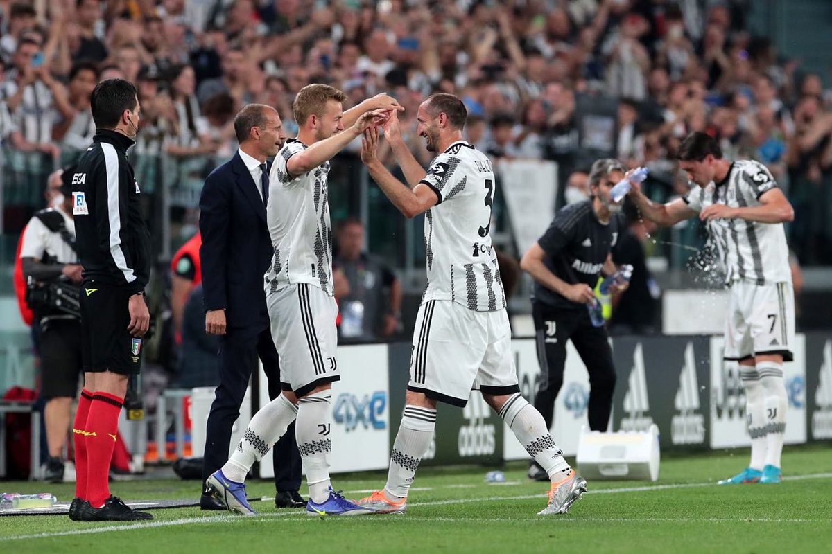 mdeligt_04's tweet photo. Last home game this season. Thank you for your amazing support over the past months! ⚪⚫ #ForzaJuve https://t.co/RoSBjV7Kfn