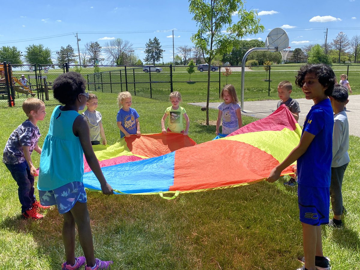 WeckSMSD's tweet photo. Field day fun 👟💙@Helpingstine512 @Fisher_SMSD @DumontSMSD https://t.co/0Eq3mTnflO