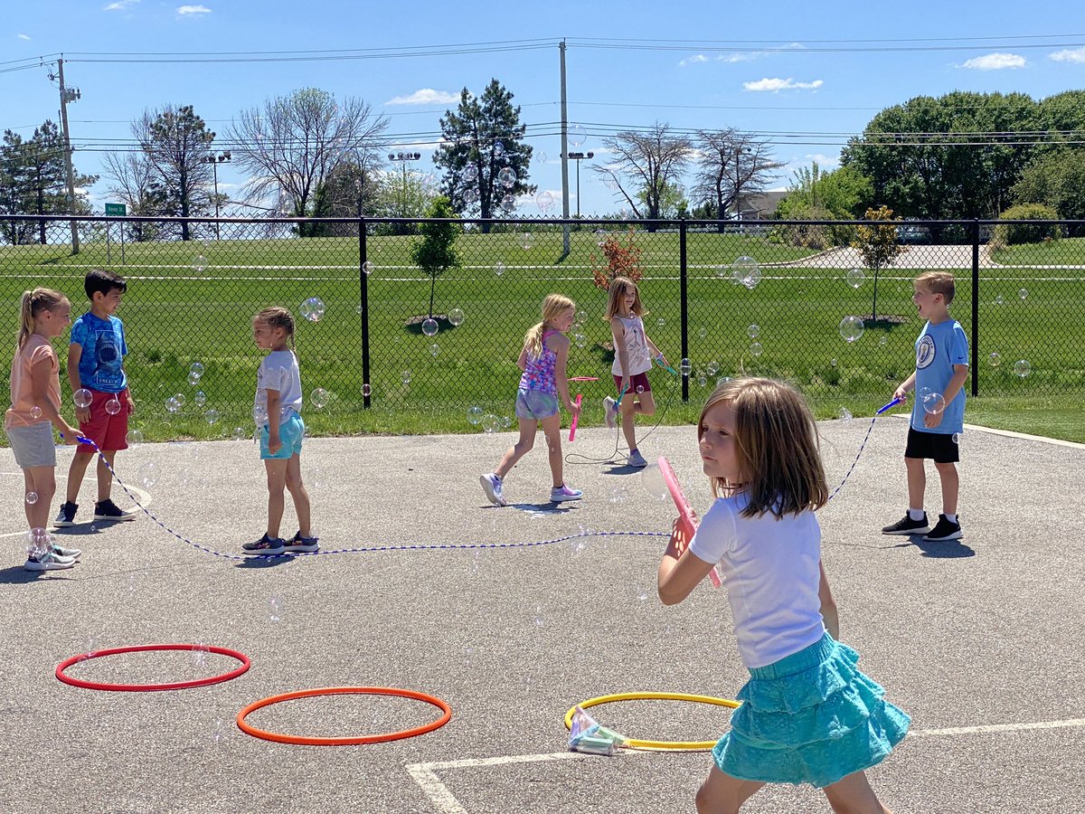 WeckSMSD's tweet photo. Field day fun 👟💙@Helpingstine512 @Fisher_SMSD @DumontSMSD https://t.co/0Eq3mTnflO