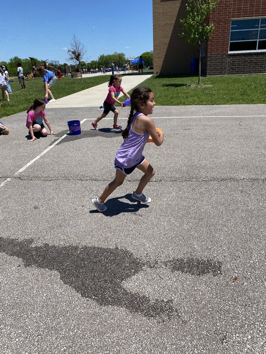 WeckSMSD's tweet photo. Field day fun 👟💙@Helpingstine512 @Fisher_SMSD @DumontSMSD https://t.co/0Eq3mTnflO
