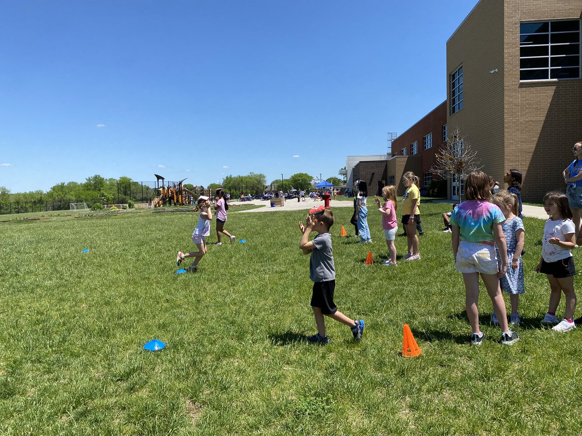 WeckSMSD's tweet photo. Field day fun 👟💙@Helpingstine512 @Fisher_SMSD @DumontSMSD https://t.co/0Eq3mTnflO