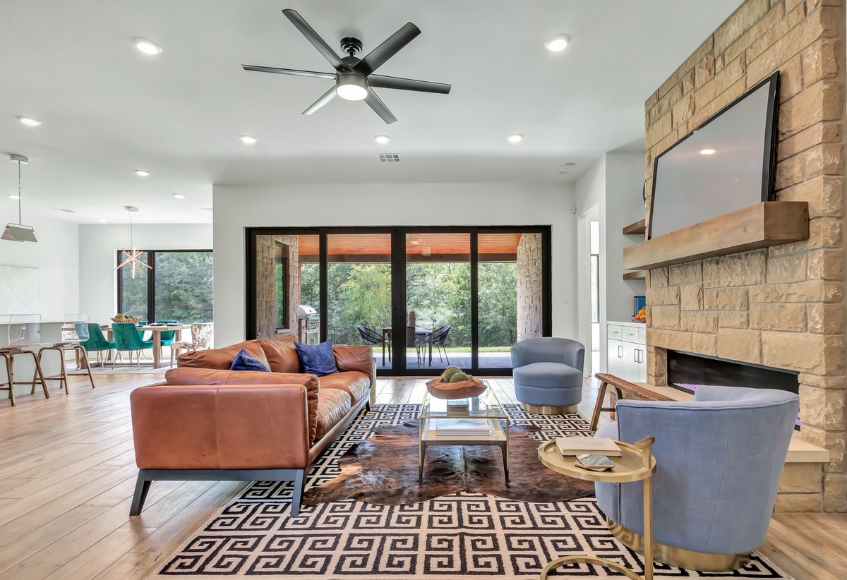 A mixture of textures and colors helped us give this space a unique feeling - what do you think?

For more visit: murphysignaturehomes.com

#msh #luxuryhomemagazine #luxuryhomes #luxuryrealtor #luxuryrealestate #luxury #home #architecture #design #inspiration