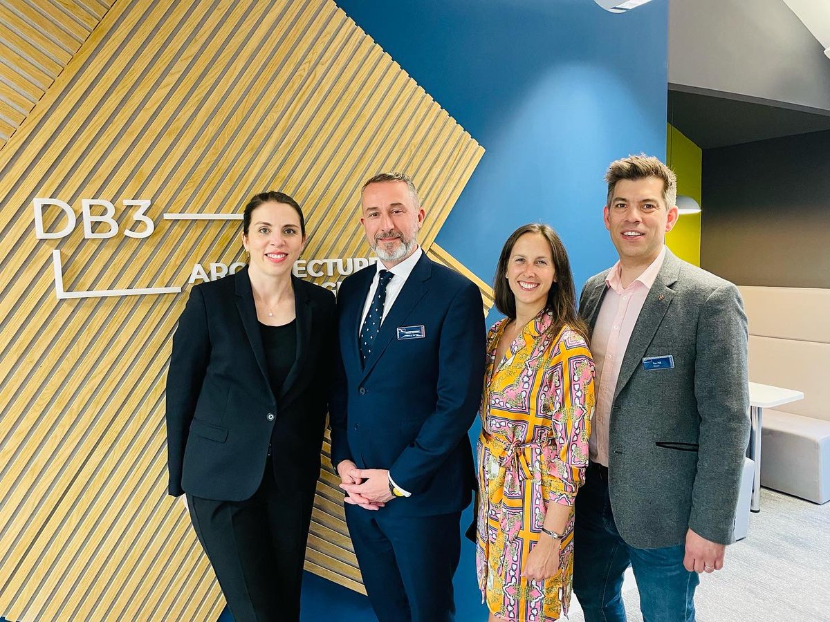 Mozer_Winning's tweet photo. Thanks @DB3group for hosting a fab fringe event in Leeds this evening. Spent most of it chatting to my neighbour 😂 #ukreiff #property #leeds #clients #neighbours #winning https://t.co/FaZNySy6Ll