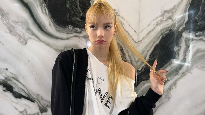 JiniChannel's tweet photo. ¡Lisa logró un nuevo récord!😱

Su sencillo #LALISA alcanzó superar los 660 millones de reproducciones en Spotify y esto volvió a #Lisa la 2da artista femenina #Kpop en lograr esto. Recordemos que el 1mer puesto lo tiene #BLACKPINK🤩 https://t.co/l8eGhU1KdA