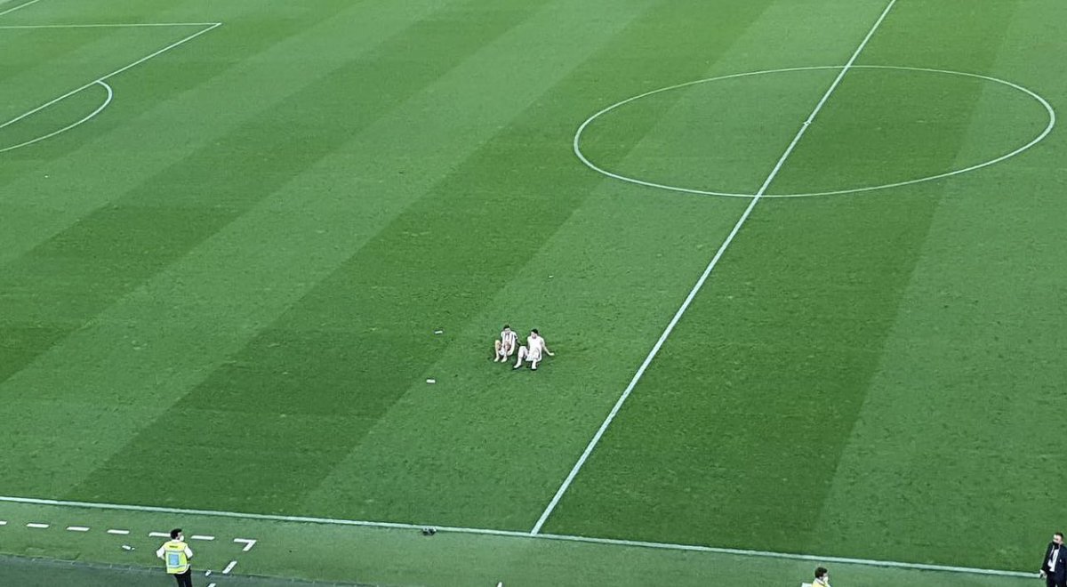 Franny_9710's tweet photo. #Dybala e #Vlahovic in mezzo al campo in uno stadio vuoto !!
Questa immagine parla da sola 
Grazie di tutto @PauDybala_JR https://t.co/AhSLEaf3nt