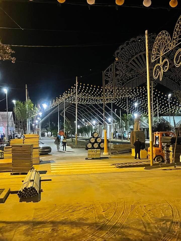 Jonathan_PRSG's tweet photo. A menos de 24 h del alumbrado, la feria aún sin terminar, sin luz, sin caseta municipal y con casetas a medio montar por no tener infraestructuras. El gobierno local ha convertido nuestra feria en una verbena de pueblo. NO NOS LO MERECEMOS!! #PsoeFake #CsAdios https://t.co/qDmZv5pICu