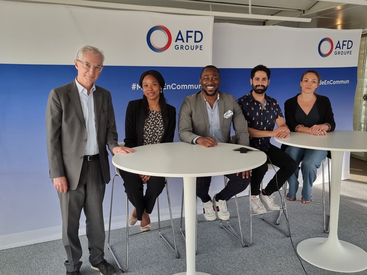 BHKabengele's tweet photo. Le changement climatique est une réalité. Nous devons agir pour les générations futures. Heureux d'avoir échangé #Kult4D àl'@AFD_France avec le réalisateur #Bolivien @a_loayza_grisi pour parler du film #UTAMA #Adaptation #Atténuation @NFornage @BenedicteGazon @bourzai @P_Orliange https://t.co/fRemEhuJtJ