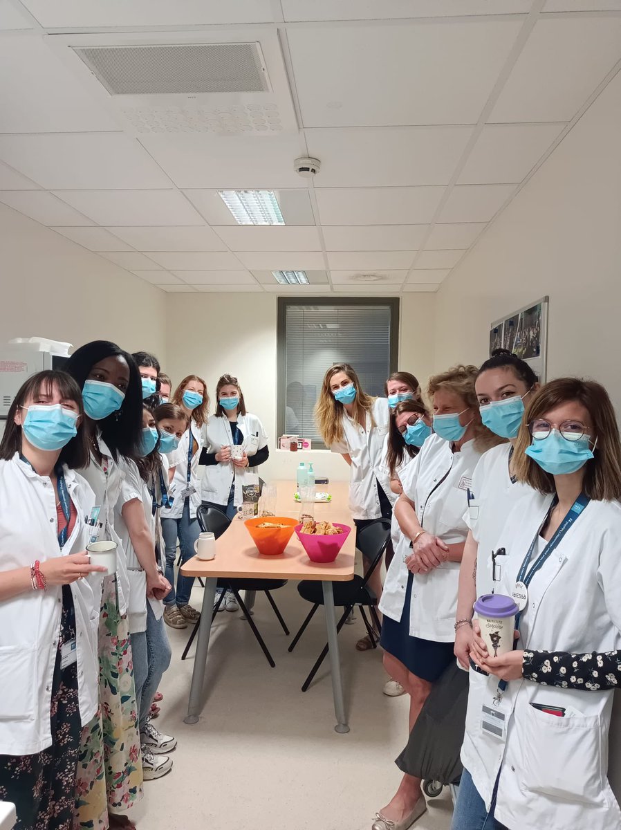 Cath_Rioufol's tweet photo. @CHUdeLyon #GHSUD #Pharmacie #Onco ... Quand le lundi commence avec les croissants offerts par un patient à toute l’équipe de préparation des chimiothérapies ... 🤩🙏 Immense Merci aux patients et à leurs proches #TeamHCL #cancercare https://t.co/MIEjzGetcL