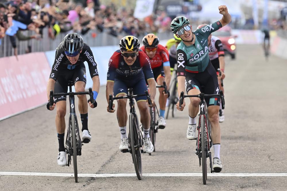grandesvueltas1's tweet photo. #Giro105🇮🇹 #Tappa9

⚔️ La primera batalla entre los aspirantes a la general se saldó con victoria de @JaiHindley por delante de @romainbardet y @RichardCarapazM.

😓 Simon Yates, Giulio Ciccone y Wilco Kelderman, las grandes víctimas de la jornada.

El desglose ⬇️ https://t.co/b6snODeKXo