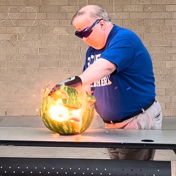 JeffOShields2's tweet photo. #ExplodingWatermelon ๐ ๐ฅ๐ฅ ๐คฏ #combustion #calciumcarbide #acetylenegas #Chemistry #ScienceTwitter #mroshields #mroshieldsscience #chemtwitter https://t.co/8VhtyiYJlo