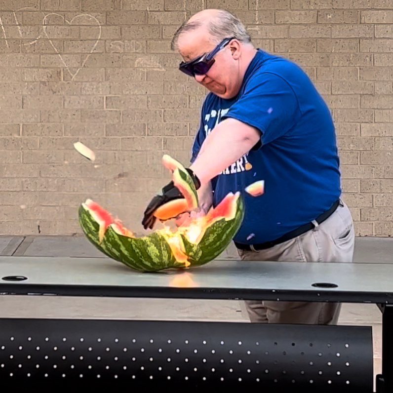 JeffOShields2's tweet photo. #ExplodingWatermelon ๐ ๐ฅ๐ฅ ๐คฏ #combustion #calciumcarbide #acetylenegas #Chemistry #ScienceTwitter #mroshields #mroshieldsscience #chemtwitter https://t.co/8VhtyiYJlo