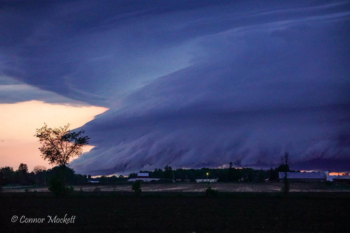 ConnorMockettWX's tweet photo. I still can't believe this happened. Jaw dropping stuff yesterday, May 15th, just east of Hallville, Ontario at around 8:45pm. Just absolutely insane. Easily the best shelf I've ever seen in Eastern Ontario. And this happened in May! #onstorm #ShareYourWeather https://t.co/ZVv1L0AC9R