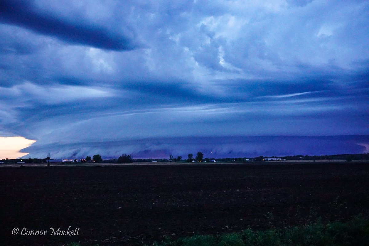 ConnorMockettWX's tweet photo. I still can't believe this happened. Jaw dropping stuff yesterday, May 15th, just east of Hallville, Ontario at around 8:45pm. Just absolutely insane. Easily the best shelf I've ever seen in Eastern Ontario. And this happened in May! #onstorm #ShareYourWeather https://t.co/ZVv1L0AC9R