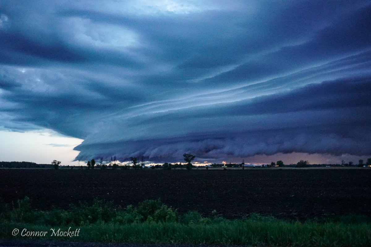 ConnorMockettWX's tweet photo. I still can't believe this happened. Jaw dropping stuff yesterday, May 15th, just east of Hallville, Ontario at around 8:45pm. Just absolutely insane. Easily the best shelf I've ever seen in Eastern Ontario. And this happened in May! #onstorm #ShareYourWeather https://t.co/ZVv1L0AC9R