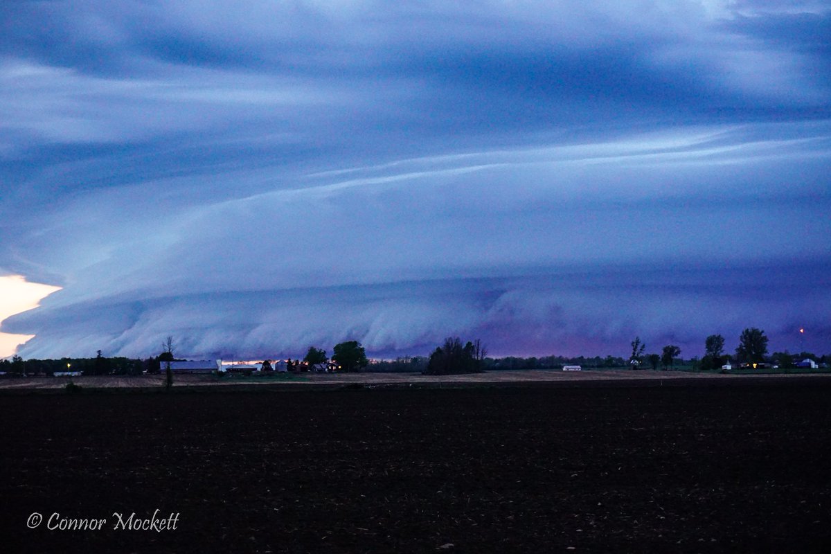 ConnorMockettWX's tweet photo. I still can't believe this happened. Jaw dropping stuff yesterday, May 15th, just east of Hallville, Ontario at around 8:45pm. Just absolutely insane. Easily the best shelf I've ever seen in Eastern Ontario. And this happened in May! #onstorm #ShareYourWeather https://t.co/ZVv1L0AC9R