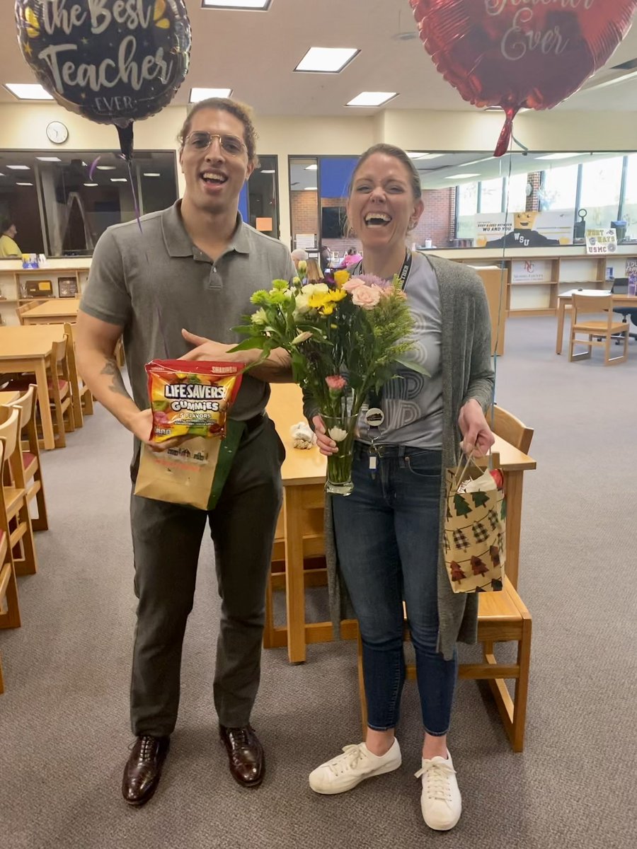 bnoelleliving's tweet photo. Happy Graduation Week to these AVID Seniors!
We had funβ¦
πCatching up with one of their favorite tutors.
πCelebrating big & small achievements as we reflected.
πGift giving + food (bedsides chips)
#giveusaclang #celebrate #WPSproud #graduationweek #WeGraduateTogether https://t.co/13d3HyErQf