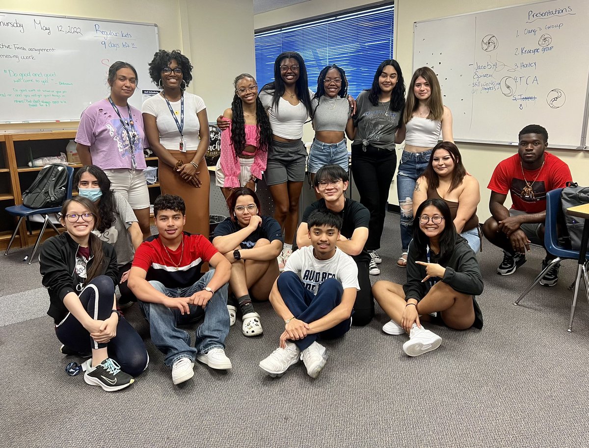 bnoelleliving's tweet photo. Happy Graduation Week to these AVID Seniors!
We had funβ¦
πCatching up with one of their favorite tutors.
πCelebrating big & small achievements as we reflected.
πGift giving + food (bedsides chips)
#giveusaclang #celebrate #WPSproud #graduationweek #WeGraduateTogether https://t.co/13d3HyErQf