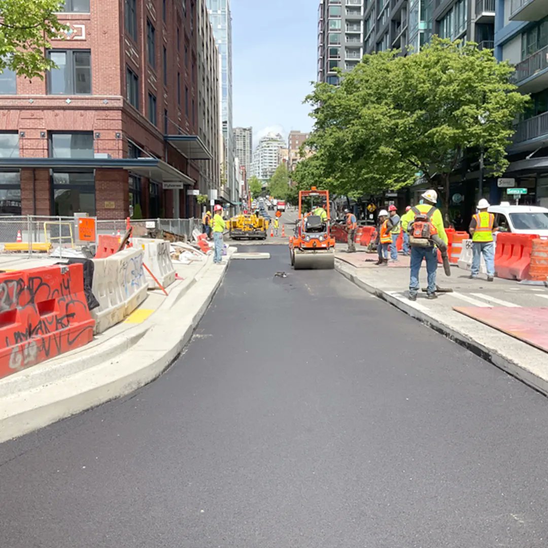 WaterfrontSEA's tweet image. Paving a warm mix of asphalt on Seneca and Western. Aside from creating a pedestrian friendly curbless sidewalk, Seneca will feature EV charging stations in the future. This will surely make the motorist community ex-static!⚡️🚗

#punsforfun #seattlewaterfront #downtownseattle
