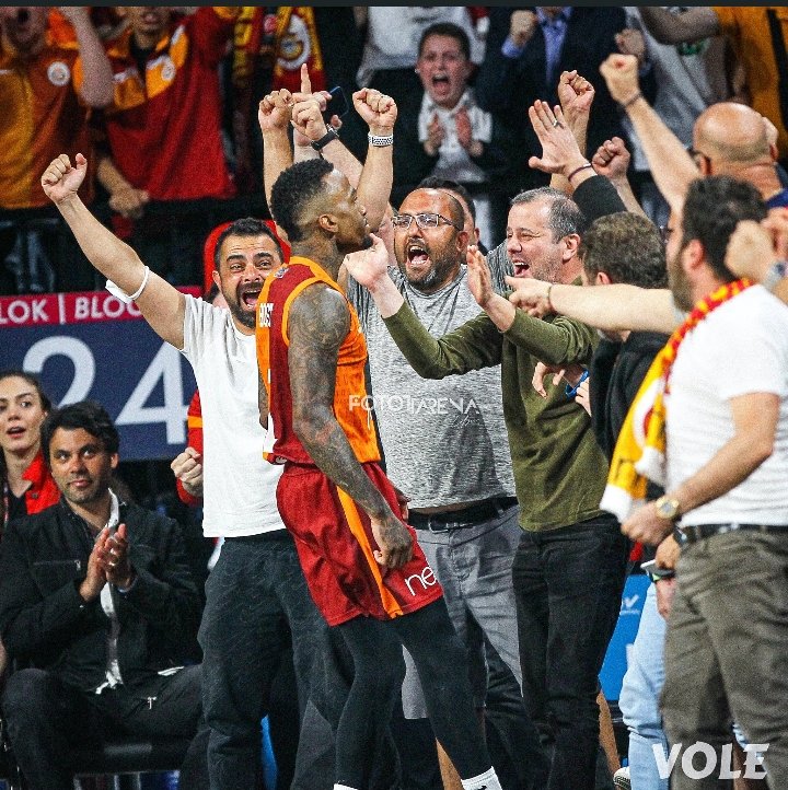 #GalatasarayNef #YenilmezArmada
Tebrikler takım.. En büyük o mu bilmiyorum ama çok büyük.. @1DEEBOST