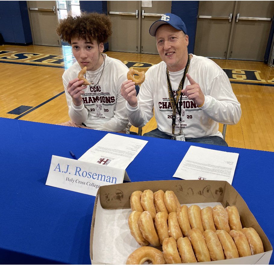 KenRoseman1's tweet photo. Congratulations to @AJRos3man on making it official on his commitment to continue his education &amp; play basketball @HCCMBB however no signing is complete without the Longs Doughnuts!🤞#AllofUsorNoneofUs #FESTINALENTE #LUM https://t.co/9ne7vf10bu