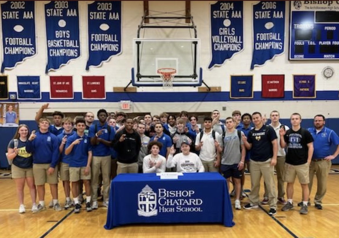 KenRoseman1's tweet photo. Congratulations to @AJRos3man on making it official on his commitment to continue his education &amp; play basketball @HCCMBB however no signing is complete without the Longs Doughnuts!🤞#AllofUsorNoneofUs #FESTINALENTE #LUM https://t.co/9ne7vf10bu