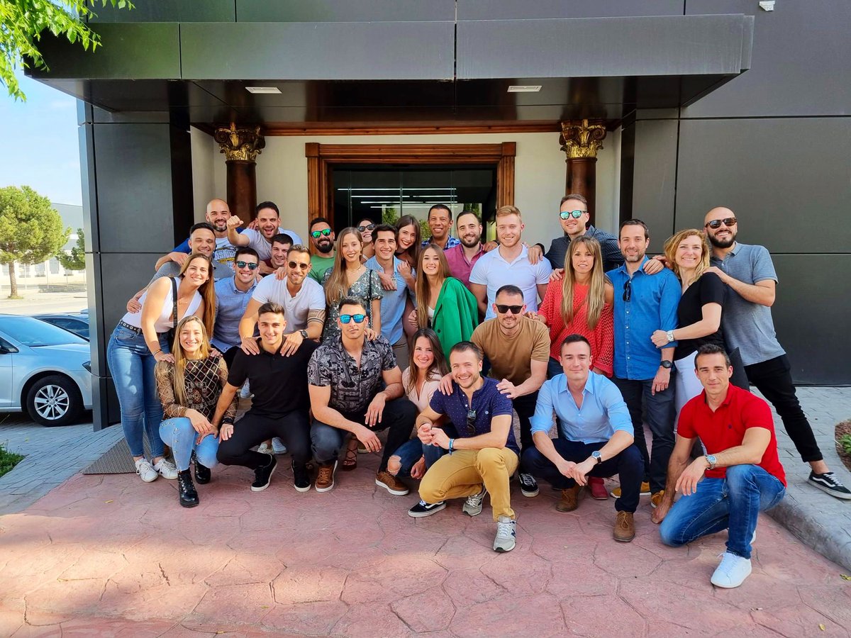 PoliciaEscuela's tweet photo. En menos de una semana nuestros alumnos en prácticas volverán a la @PoliciaEscuela para finalizar su largo proceso formativo. 

Años de oposición, un curso académico en la #ENP y casi doce meses de prácticas.

Durante estos días se despiden de las comisarías donde han estado 💙👮🏼 https://t.co/w2bignthsz