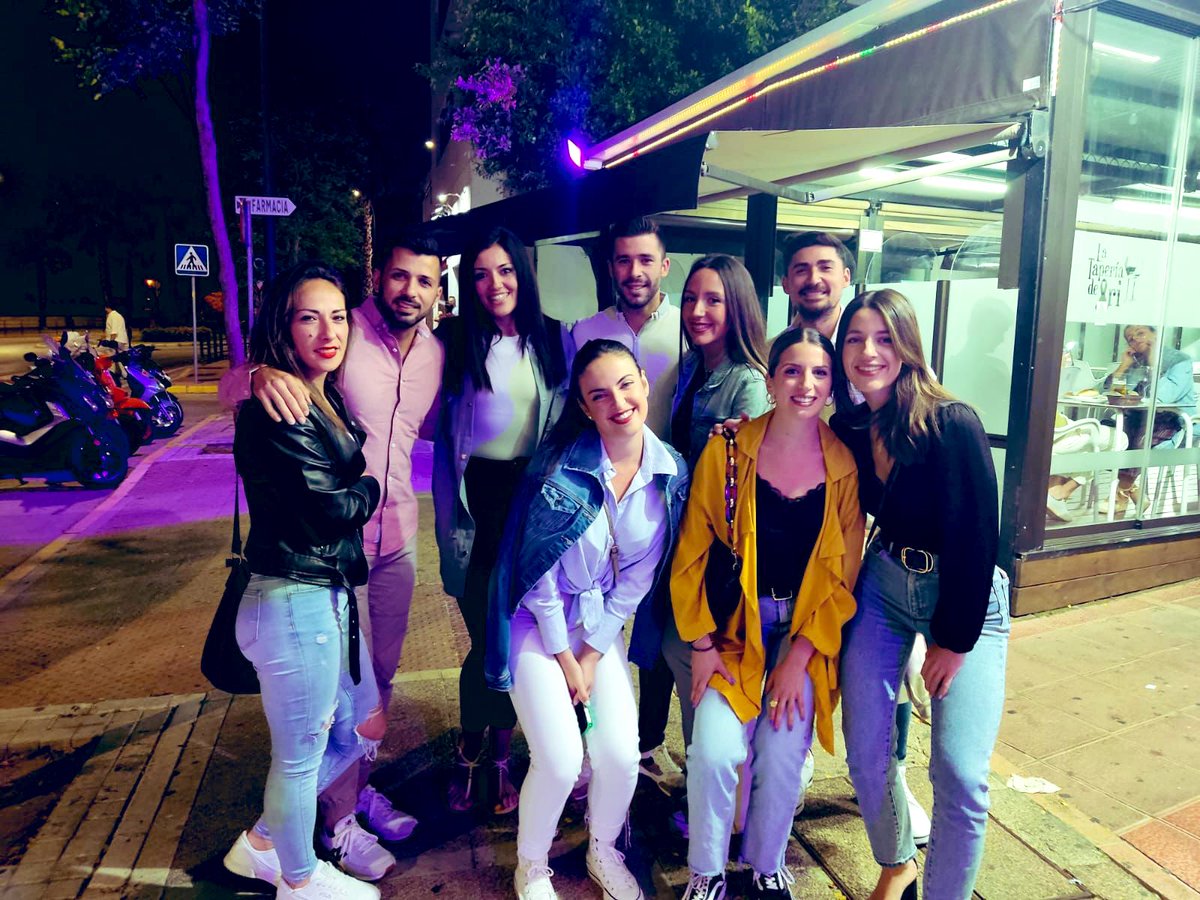 PoliciaEscuela's tweet photo. En menos de una semana nuestros alumnos en prácticas volverán a la @PoliciaEscuela para finalizar su largo proceso formativo. 

Años de oposición, un curso académico en la #ENP y casi doce meses de prácticas.

Durante estos días se despiden de las comisarías donde han estado 💙👮🏼 https://t.co/w2bignthsz