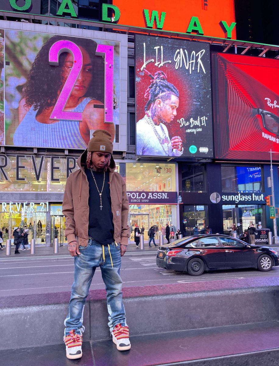 lilgnar's tweet photo. my gf got me ah billboard in timesquare for my project dat drops friday ...wow https://t.co/XxanLdl55w