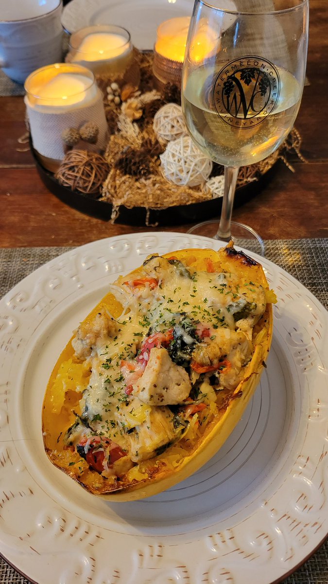 Crusegirl's tweet photo. Oh YEAH!!! Spinach and Artichoke Spaghetti Squash!!! 🤗🤗🤗 https://t.co/TSwHOLMJPS