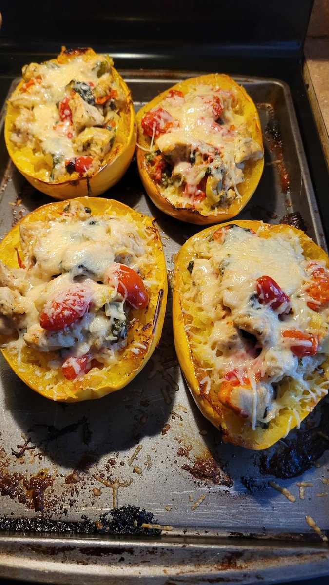 Crusegirl's tweet photo. Oh YEAH!!! Spinach and Artichoke Spaghetti Squash!!! 🤗🤗🤗 https://t.co/TSwHOLMJPS