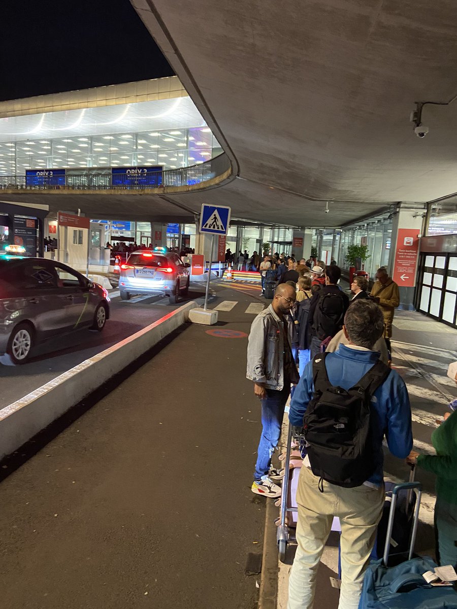 Désorganisation totale à #Orly  <a href="/ParisAeroport/">Paris Aéroport</a> Environ une heure d’attente pour un #taxi … Bienvenue chez les sous-développés