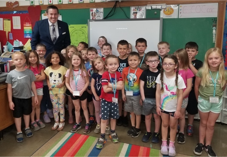 OkawValley's tweet photo. Thank you to WCIA Meteorologist Jack Gerfen for visiting the OVES Kindergartners today. #YNotOV https://t.co/X1z2d28ye8