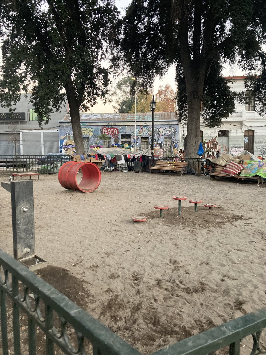 hpp_sps's tweet photo. Hola @Muni_Stgo @IraciHassler 

Esta es la condición desde hace más de 1 mes del canil ubicado en Plaza Brasil: tomado por gente en situación de calle

¿Existen albergues en la comuna?
¿Qué pueden hacer ustedes al respecto?

Se agradece cualquier ayuda.

#santiago #plazabrasil https://t.co/avEgPleX0Q