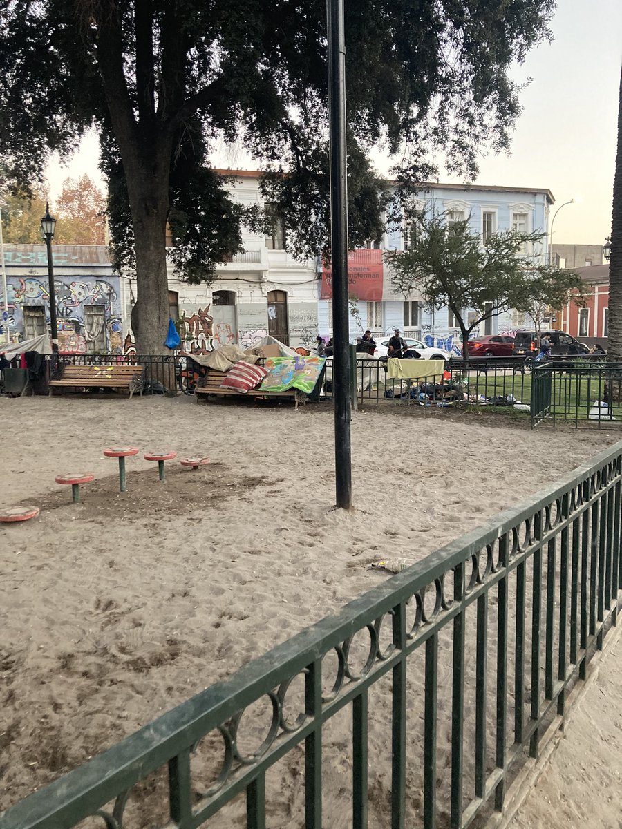 hpp_sps's tweet photo. Hola @Muni_Stgo @IraciHassler 

Esta es la condición desde hace más de 1 mes del canil ubicado en Plaza Brasil: tomado por gente en situación de calle

¿Existen albergues en la comuna?
¿Qué pueden hacer ustedes al respecto?

Se agradece cualquier ayuda.

#santiago #plazabrasil https://t.co/avEgPleX0Q