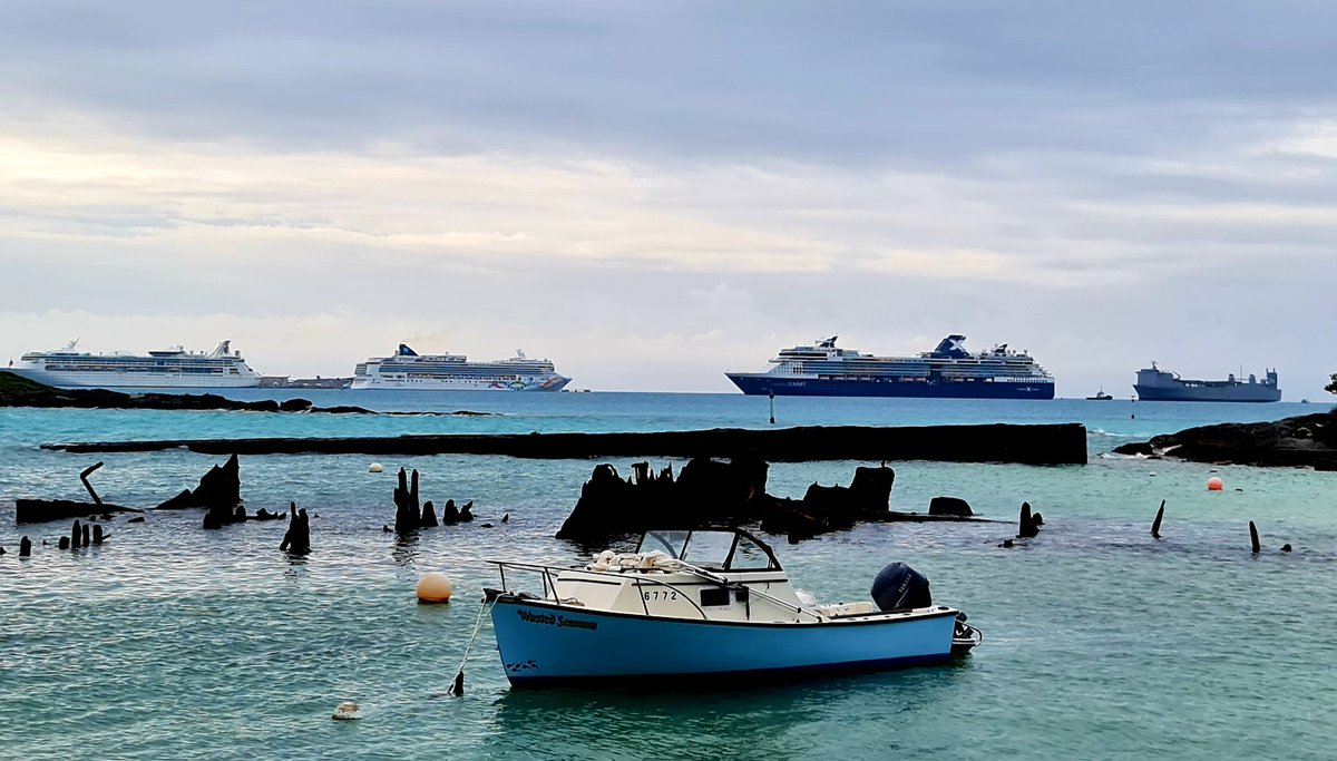 Sportschickca's tweet photo. Check all de ships in Dockyard π’β΄οΈπ³π’ #Bermuda #IslandProblems #islandlife #holyship π§π² https://t.co/ctfsIdtKlX