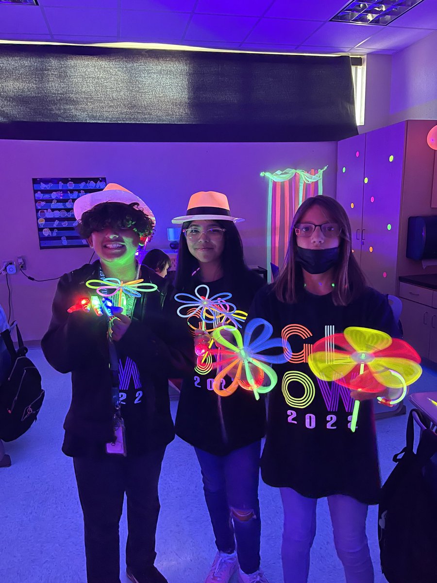 GLOW Day at JES for our 5th graders!  They have certainly earned some fun with their teachers!  We think they GLOW all year long! #JESthisisus <a href="/Jarrell_ISD/">Jarrell ISD</a>
