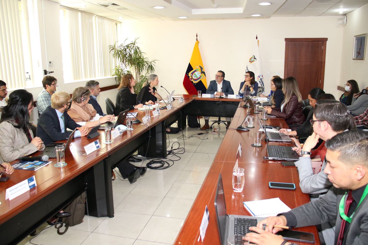 SoyJCAlvarez's tweet photo. Mantuvimos una productiva reunión con el Ministro @GustavoManriq_M, la Viceministra @biancadager y su equipo de @Ambiente_Ec para discutir alternativas de apoyo financiero y técnico en temas relevantes como #MedioAmbiente, #RecursosNaturales y #EconomíaAzul. https://t.co/NdGBTC9P2x