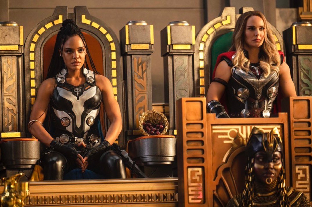 Moveeks's tweet photo. Nueva imagen de #ThorLoveAndThunder #ThorAmorYTrueno, con #Valkyrie y #JaneFoster #MigthyThor https://t.co/GN50GXHB94