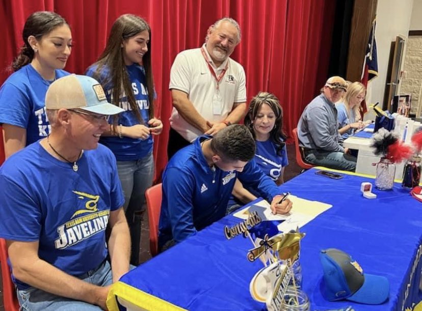 sean_huff10's tweet photo. Today was a good day to be a Bulldog! I signed my letter of intent to run at TAMUK!  This could not have been possible without the support of my family, friends, teachers and  coaches throughout the years.   I am looking forward to wearing BLUE and GOLD. https://t.co/f3yEtr0xj6