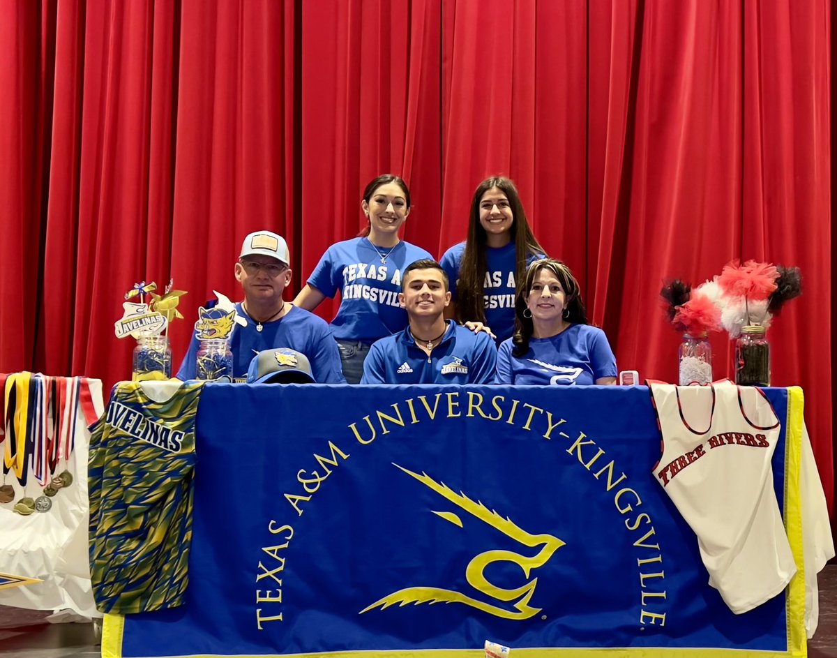 sean_huff10's tweet photo. Today was a good day to be a Bulldog! I signed my letter of intent to run at TAMUK!  This could not have been possible without the support of my family, friends, teachers and  coaches throughout the years.   I am looking forward to wearing BLUE and GOLD. https://t.co/f3yEtr0xj6