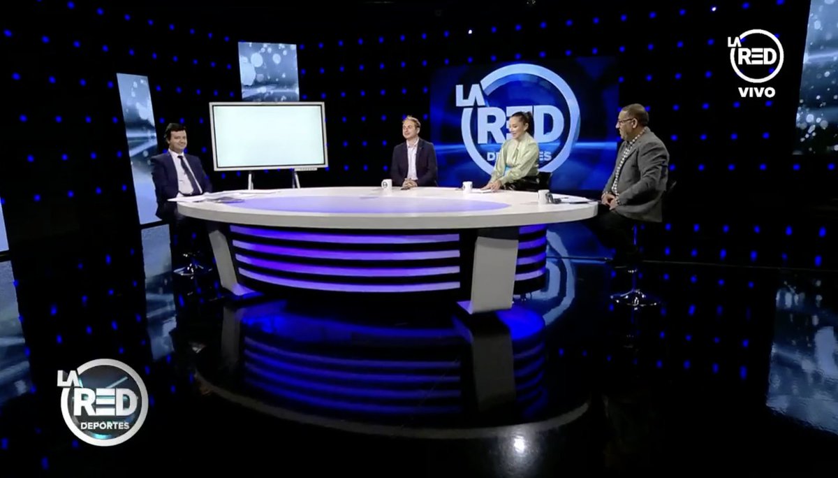 DeportesLaRed's tweet photo. 📢 Arrancamos una nueva edición de La Red Deportes Comenta con #DesordenxLRD junto a @natimandiola @CokeHevia y @OLORaAZUFRE. Hoy, en el estudio de @LaRedTV, el académico Alejandro Torres contará todos los detalles de la delicada situación financiera del fútbol chileno. https://t.co/Zanb83HrFo