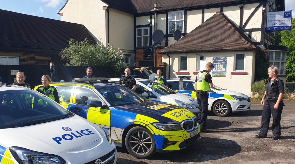 SStaffsPolice's tweet photo. Productive evening of #borderlesspolicing with @HTown_EParkWMP @WednesfieldWMP @WMPolice. Numerous vehicles stop &amp; checked on our borders, 1X wanted male arrested, drugs recovered, several traffic offences dealt with &amp; one vehicle recovered along with an offensive weapon.#oneteam https://t.co/BoLt0e2joy