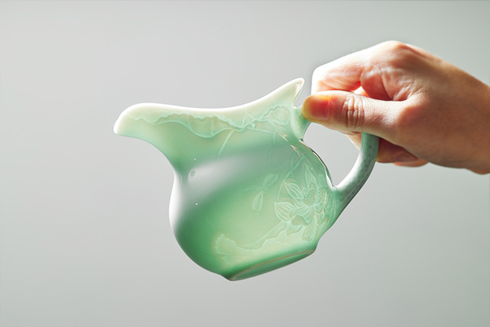 安達窯の青磁のコップを明かりで照らしてみれば、すぐにその研ぎ澄まされた美しさがわかります

#Celadon #青磁 #Taiwan   🔗pse.is/46tfy9
★送料無料・新規登録の方にNTD50贈呈閃光