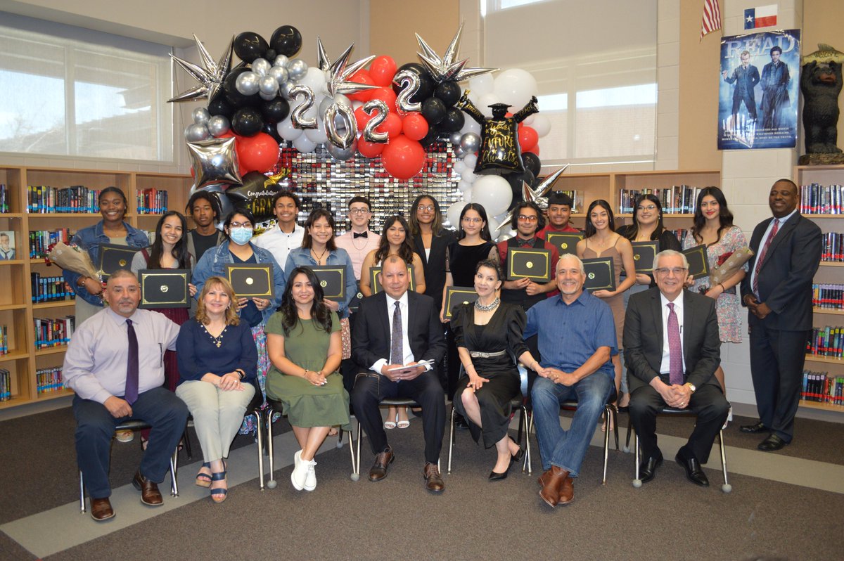 WestOsoISD's tweet photo. At the Contreras DeLeon Scholarship Luncheon on Friday, 15 students were each given a $1,000 to help them through college. Two more were also presented with $3,000 scholarships. The goal of the scholarship is to keep the family's....https://t.co/0jXus8Ux7J https://t.co/kzKcyjy6sW