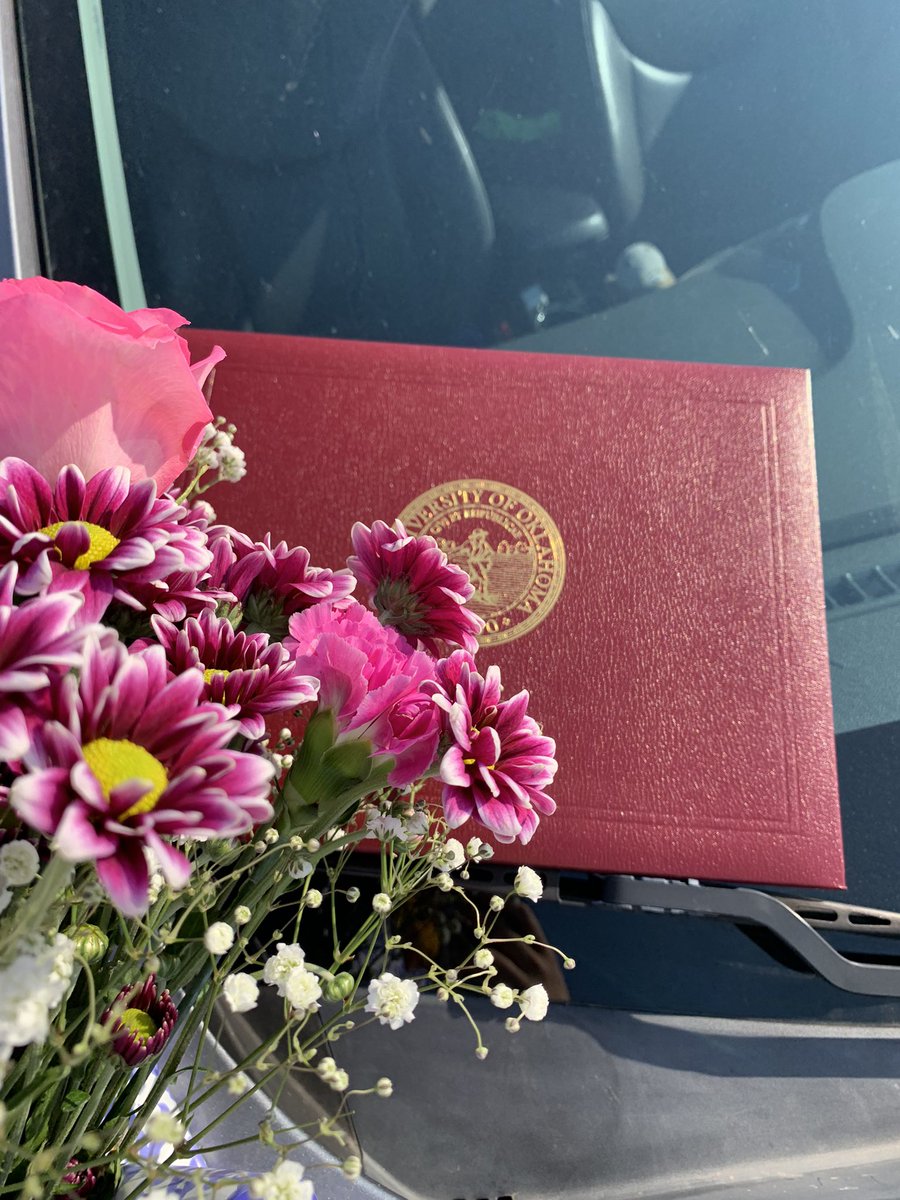 drainedbunny's tweet photo. i graduated college https://t.co/GsvCsIR9tx