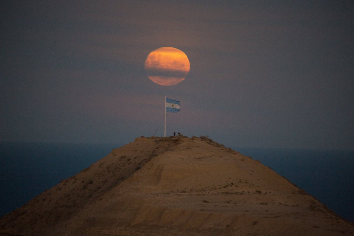 martinlevicoy's tweet photo. La luna llena asoma detrás del #CerroChenque en #ComodoroRivadavia donde flamea en el punto más alto la bandera #Argentina

#Luna
#Moon
#ComodoroRivadavia 
#Chubut 
#Patagonia https://t.co/BX4hsRrgIU