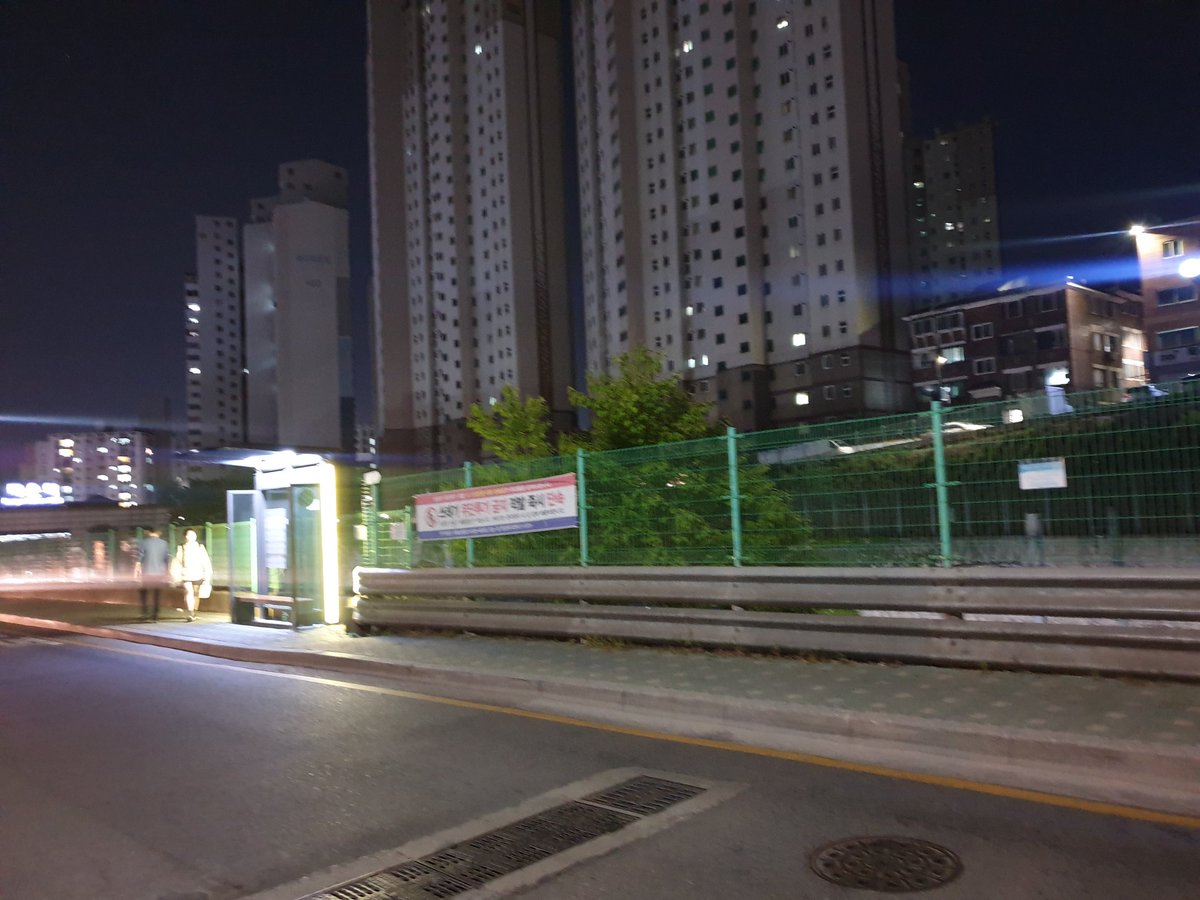 kds20107's tweet photo. @withbupyeong 그 버스정류장 정류소 표지판거리가 간격이 멀어요. 조정좀 https://t.co/Jtrki07rVR