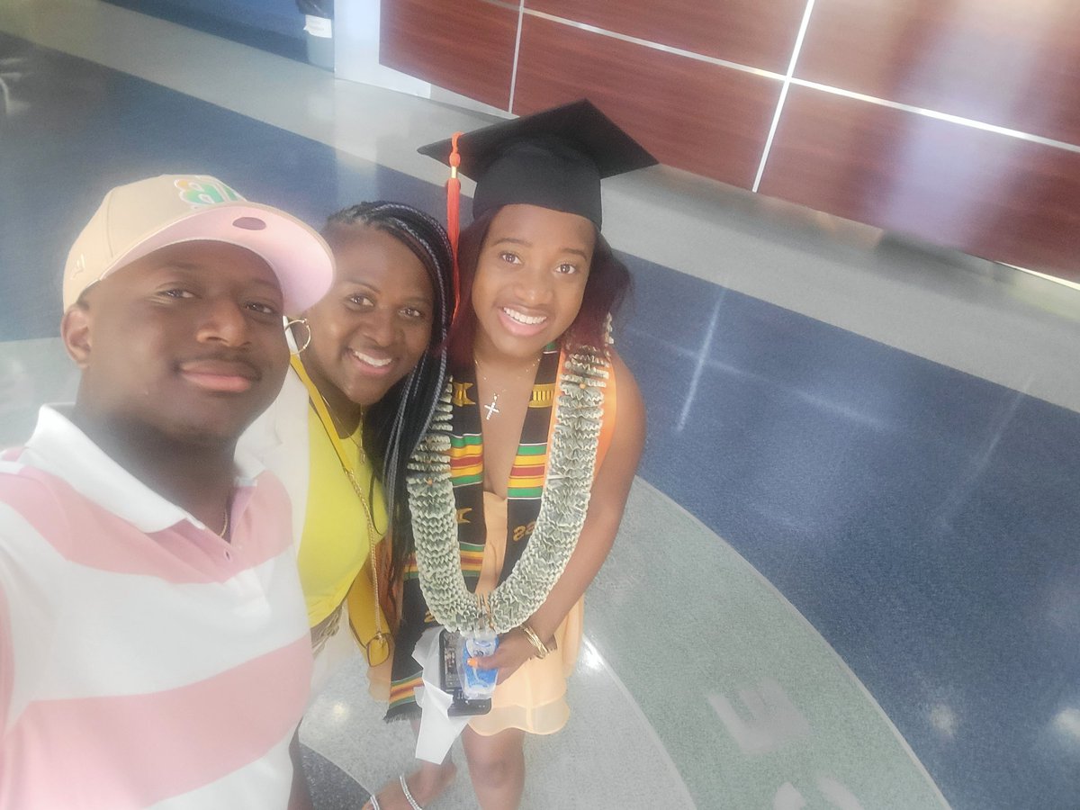 678soca1's tweet photo. As a mother, I continue to pray over my children asking God to always guide their steps! The feeling that I had today words can not explain! I literally had "goosebumps" as they called my first born Mikayla Imani Alves to get her Bachelors of Science in Engineering degree!! https://t.co/hAhLy8Wkc7